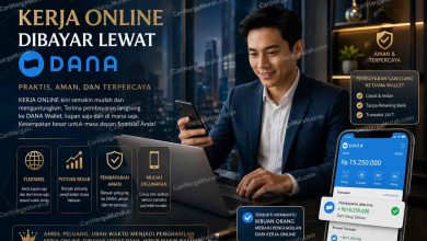 Pria bekerja online dengan laptop dan HP, menerima pembayaran kerja online langsung ke DANA Wallet